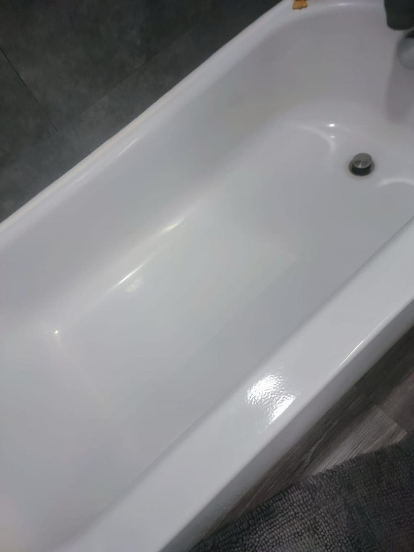 Bathtub polished to a mirror shine